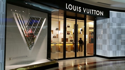 BANANANINA - Sophisticated Louis Vuitton, perfect for office or even just  shopping 🖤 . Louis Vuitton Damier Ebene Saleya MM 🔎554624 / 41734 .  #shopatbanananina #banananina #bagsandmore #prelovedbybanananina  #secondhand #fashionre